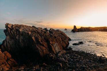 Wunderschöne Aussicht auf den Strand von Somocuevas in Spanien bei Sonnenuntergang - ADSF37946