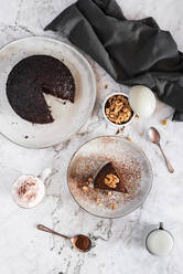 Ansicht von oben Brownie-Kuchen auf einem Teller auf weißem Marmor Hintergrund - ADSF37985