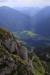 Deutschland, Bayern, Beobachtungspunkt und entferntes Dorf vom Wendelstein aus gesehen - JTF02174