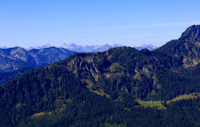 Deutschland, Bayern, Blick vom Berg Stumpfling im Sommer - JTF02178