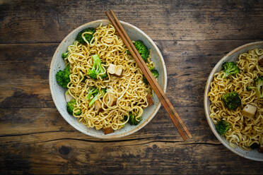 Two bowls of ramen noodles with broccoli and smoked tofu - LVF09234