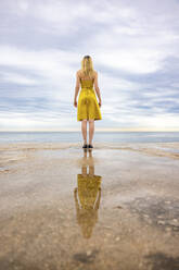 Frau mit Blick auf das Meer auf der Promenade stehend - WPEF06387