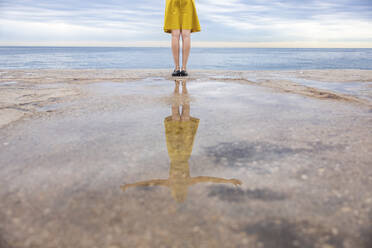 Frau mit Spiegelung auf der Promenade - WPEF06389