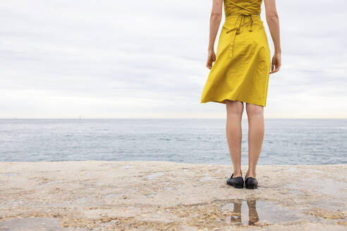 Frau auf der Promenade am Meer stehend - WPEF06398