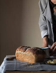 Frau bei der Zubereitung eines Milchbrot-Brioche - ADSF38313