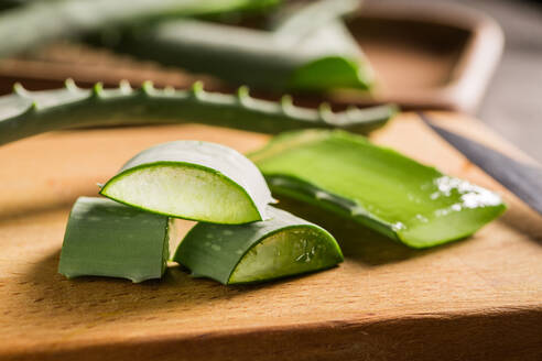 Aloe vera Blätter auf dunklem Hintergrund - ADSF38401