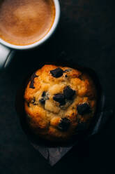 Schokoladenmuffins und Kaffeetasse auf dunklem Hintergrund - ADSF38412