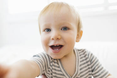 Porträt eines lächelnden kleinen Jungen (12-17 Monate) - TETF01770