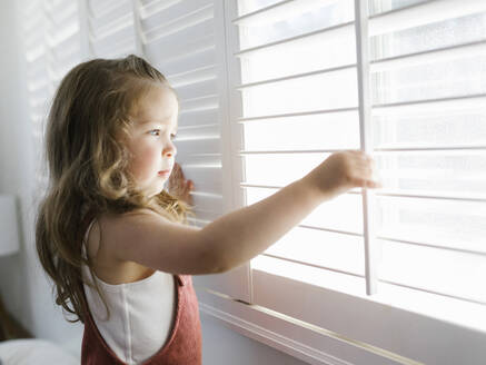 Mädchen (2-3) schaut durch das Fenster - TETF01771