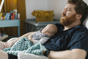 Vater schläft mit neugeborenem Sohn (0-1 Monate) - TETF01777
