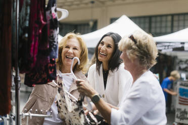 Women shopping at street market - TETF01784