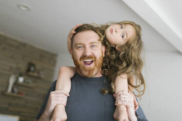 Vater trägt Tochter (2-3) auf den Schultern - TETF01805