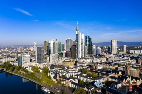 Deutschland, Hessen, Frankfurt, Luftaufnahme der Wolkenkratzer in der Innenstadt - AMF09566