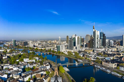 Deutschland, Hessen, Frankfurt, Luftaufnahme des Mains und der Wolkenkratzer in der Innenstadt - AMF09568
