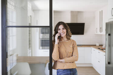 Junge Frau telefoniert zu Hause - EBBF06461