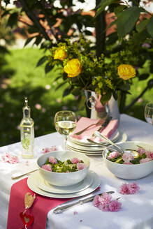 Elegant spring decorated table with edible flowers - BZF00596