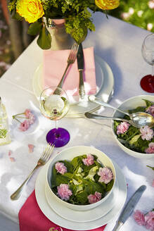 Eleganter, frühlingshaft dekorierter Tisch mit essbaren Blumen - BZF00597