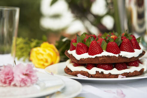 Erdbeerkuchen auf frühlingshaft dekoriertem Tisch - BZF00599