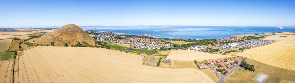 UK, Schottland, North Berwick, Luftpanorama eines großen Weizenfeldes vor der Küstenstadt im Sommer - SMAF02177