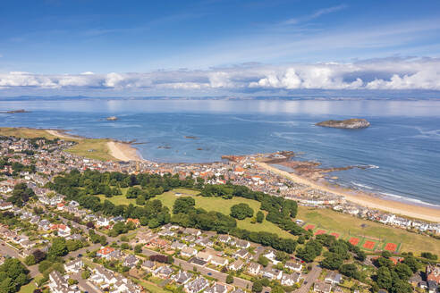 UK, Schottland, North Berwick, Luftaufnahme der Küstenstadt im Sommer mit Park in der Mitte - SMAF02216