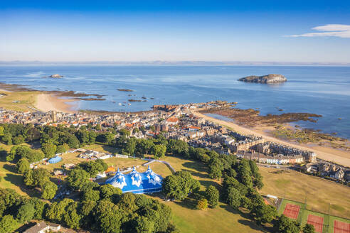 UK, Schottland, North Berwick, Luftaufnahme der Fringe by Sea Festivalarena mit Belhaven Big Top Zelt - SMAF02222