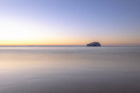 UK, Schottland, Langzeitbelichtung des Firth of Forth bei Sonnenuntergang mit Bass Rock im Hintergrund - SMAF02224