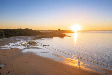 UK, Schottland, North Berwick, Luftaufnahme von Seacliff Strand bei Sonnenuntergang - SMAF02226