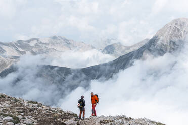 Wanderer genießen die Aussicht auf dem Gipfel der Bergkante - MCVF01010