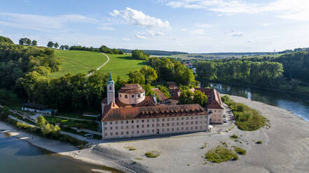 Deutschland, Bayern, Kelheim, Luftaufnahme des Klosters Weltenburg im Sommer - AMF09569