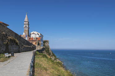 Slowenien, Piran, Strandpromenade mit Glockenturm der St. Georgskirche im Hintergrund - ABOF00850