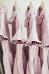 Rosa Kleider auf dem Kleiderbügel - ONAF00076