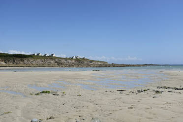 Frankreich, Finistere, Audierne, Leerer Strand im Sommer - GISF00915