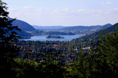 Deutschland, Bayern, Schliersee, Blick auf den Schliersee und die umliegende Stadt im Sommer - JTF02205