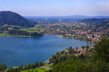 Deutschland, Bayern, Schliersee, Blick auf den Schliersee und die umliegende Stadt im Sommer - JTF02207