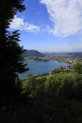 Deutschland, Bayern, Schliersee, Hain mit Blick auf den Schliersee im Sommer - JTF02209