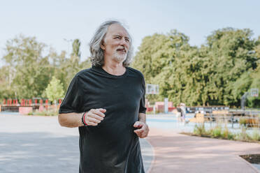 Älterer Mann joggt im Park - YTF00063