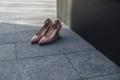 Ein Paar rosa Schuhe auf dem Fußweg - VPIF07156