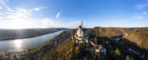 Deutschland, Rheinland-Pfalz, Braubach, Luftbild der Marksburg mit Blick auf die Rheinschlucht bei Herbstsonnenuntergang - AMF09582