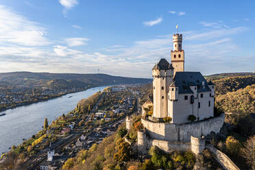 Deutschland, Rheinland-Pfalz, Braubach, Luftaufnahme der Marksburg mit Blick auf die Rheinschlucht im Herbst - AMF09585