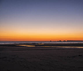 Idyllischer Blick auf den Sonnenuntergang am Strand - UUF27284