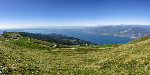 Idyllischer Blick auf den Gardasee unter blauem Himmel an einem sonnigen Tag - GIOF15556