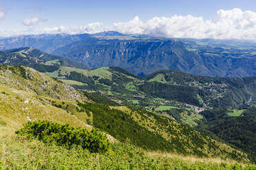 Blick auf die grünen europäischen Alpen an einem sonnigen Tag - GIOF15557