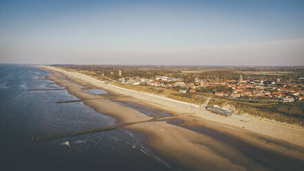 Luftaufnahme des Strandes bei der Stadt - JOSEF13243