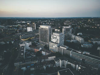 Luftaufnahme von modernen Gebäuden in Essen in der Abenddämmerung - JOSEF13244