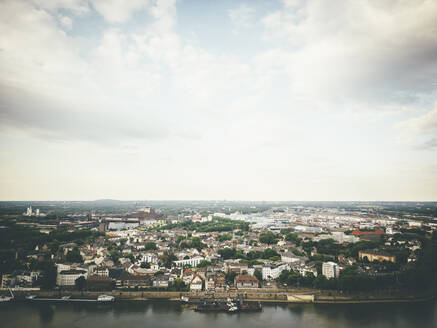 Fluss bei Duisburg unter bewölktem Himmel - JOSEF13260