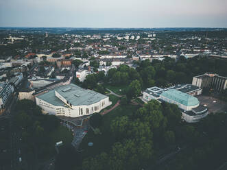 Aalto-Theater in Essen in der Abenddämmerung von oben gesehen - JOSEF13267