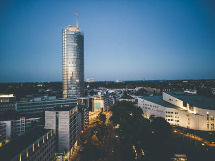 Berühmter Turm und Aalto-Theater in Essen in der Abenddämmerung - JOSEF13270