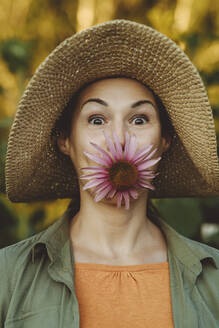 Reife Frau mit Blume im Mund - IEF00085