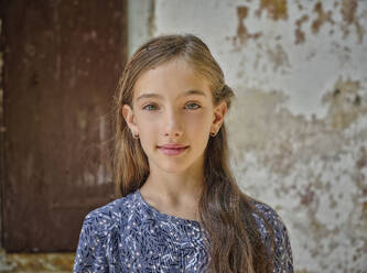 Smiling girl with long brown hair - DIKF00725