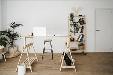Holztisch im modernen Büro - EBBF06488
